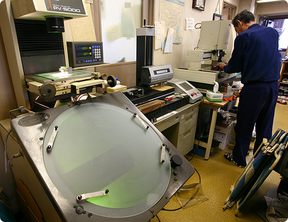 東京都東村山市にある超精密金属部品の加工屋 株式会社マルトミ精密の精密測定